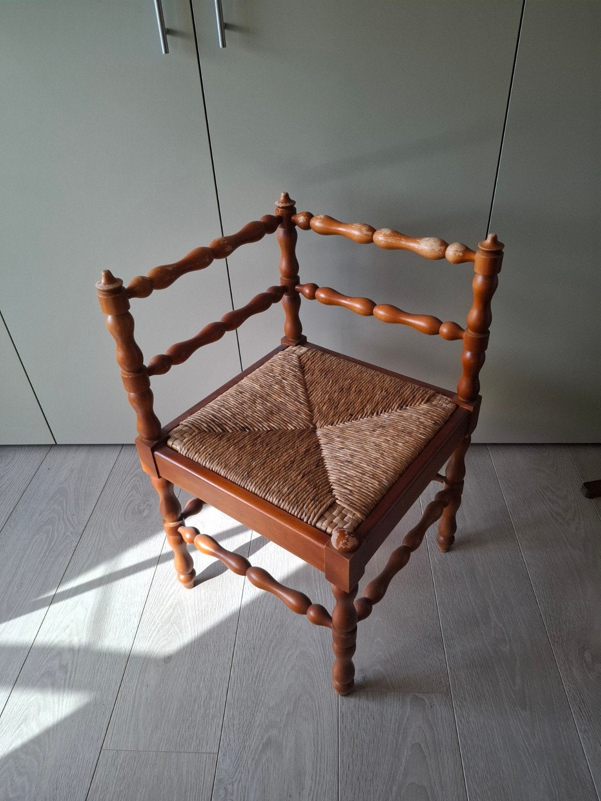 Bobbin Hoekstoel / Knobbelstoel met Biezen Zitting, Antiek en Kunst, Ophalen