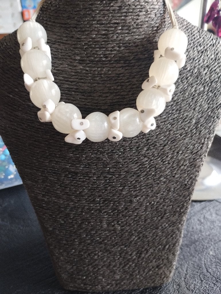 Collier, Bijoux, Sacs & Beauté, Colliers, Enlèvement ou Envoi, Utilisé, Blanc, Autres matériaux
