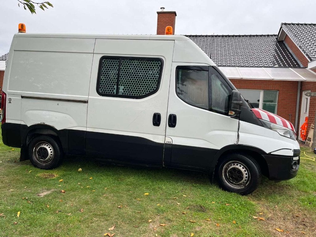 Iveco Daily 2015 CNG L2H2 – 77.000km = €7.999 EXCL. BTW, Auto's, 4 cilinders, Wit, 2530 kg, Handgeschakeld