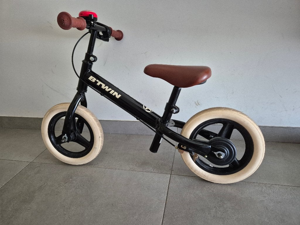 Zwarte loopfiets met rem B'twin, Ophalen, Zo goed als nieuw, Loopfiets