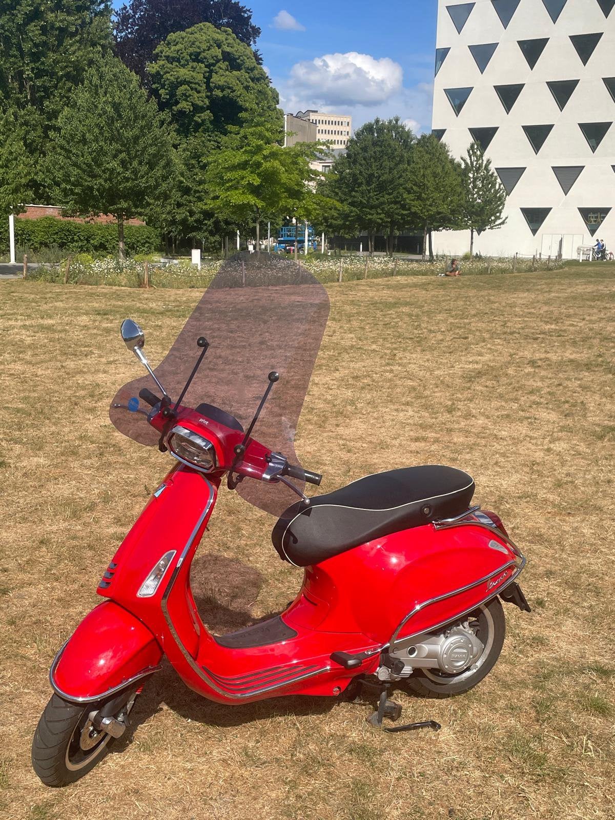 Vespa Sprint 50 S (Sport) 2023 - Rood - Slechts 350km!, Fietsen en Brommers, Ophalen, Klasse B (45 km/u), Zo goed als nieuw