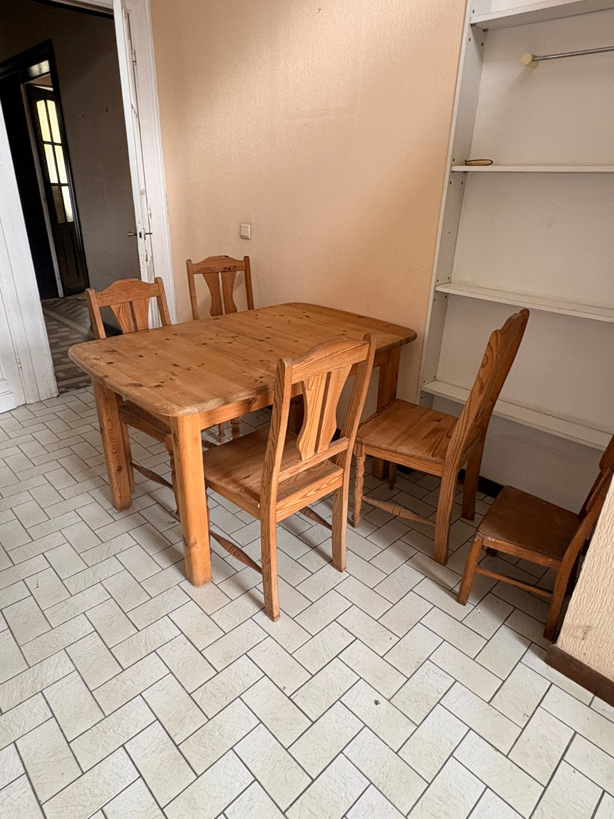 Table et chaises en pin, Enlèvement, Utilisé