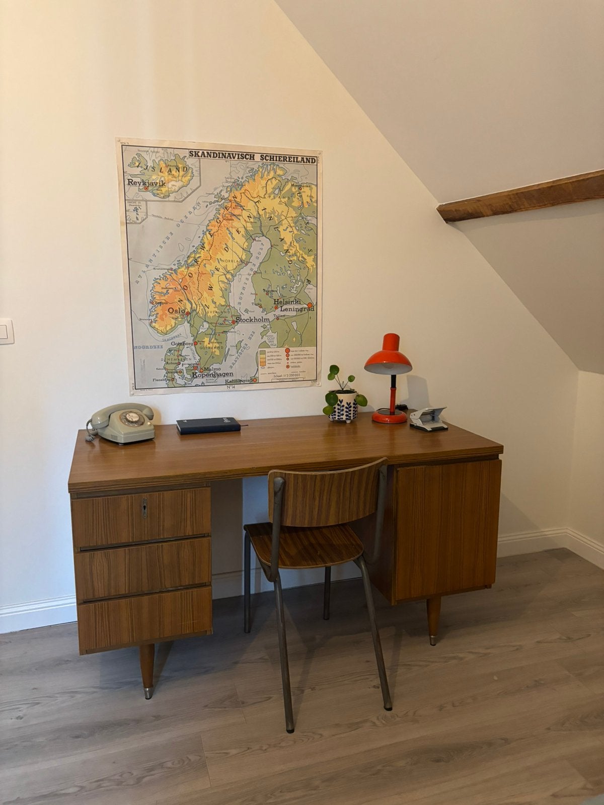 Vintage mid-century bureau met stoel Jaren 60  Retro, Ophalen, Gebruikt, 135 cm, 62 cm