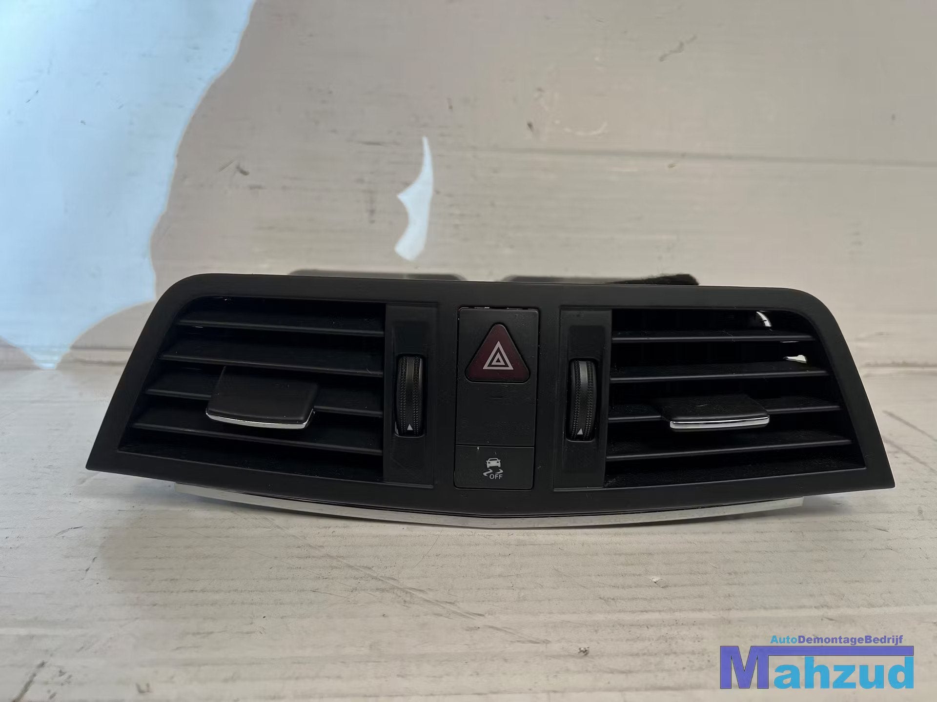 MERCEDES E C207 luchtrooster midden 2009-2016, Gebruikt, Mercedes-Benz AG, Mercedes-Benz, Mercedesstrasse 120
70372  Stuttgart, DE