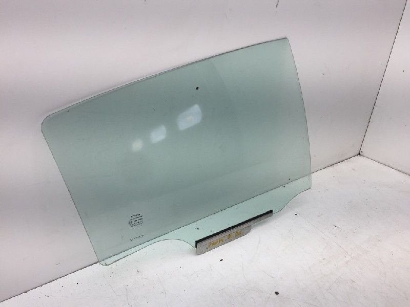 VITRE ARRIERE DROITE Toyota Yaris III (P13), Dhr. M. Roggen, Toyota, Stadsweg 37 37
9917 PV  WIRDUM GR., NL, Utilisé