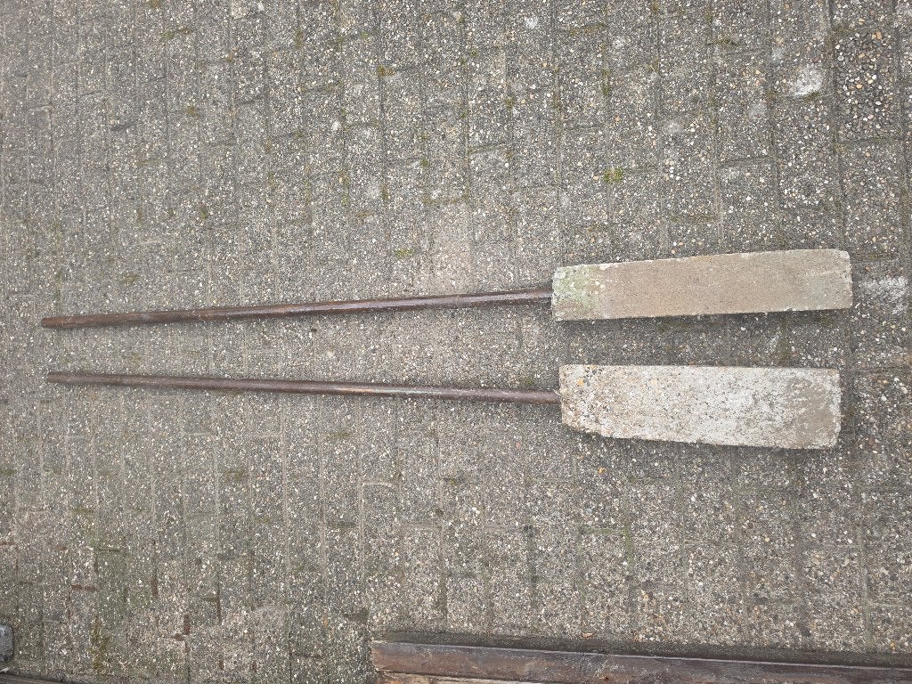 2 palen - metalen buis met betonvoet - GRATIS, Ophalen, Palen