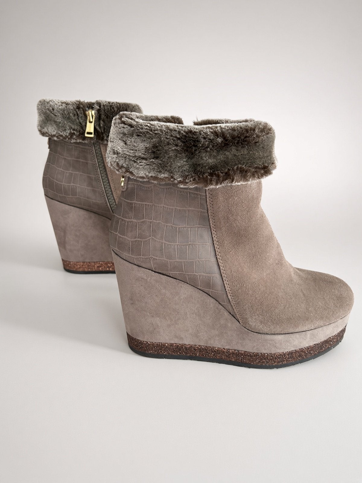 GUESS Suede Enkellaarsjes met Faux Fur & Sleehak – Maat 39, Ophalen of Verzenden, Zo goed als nieuw, Bruin
