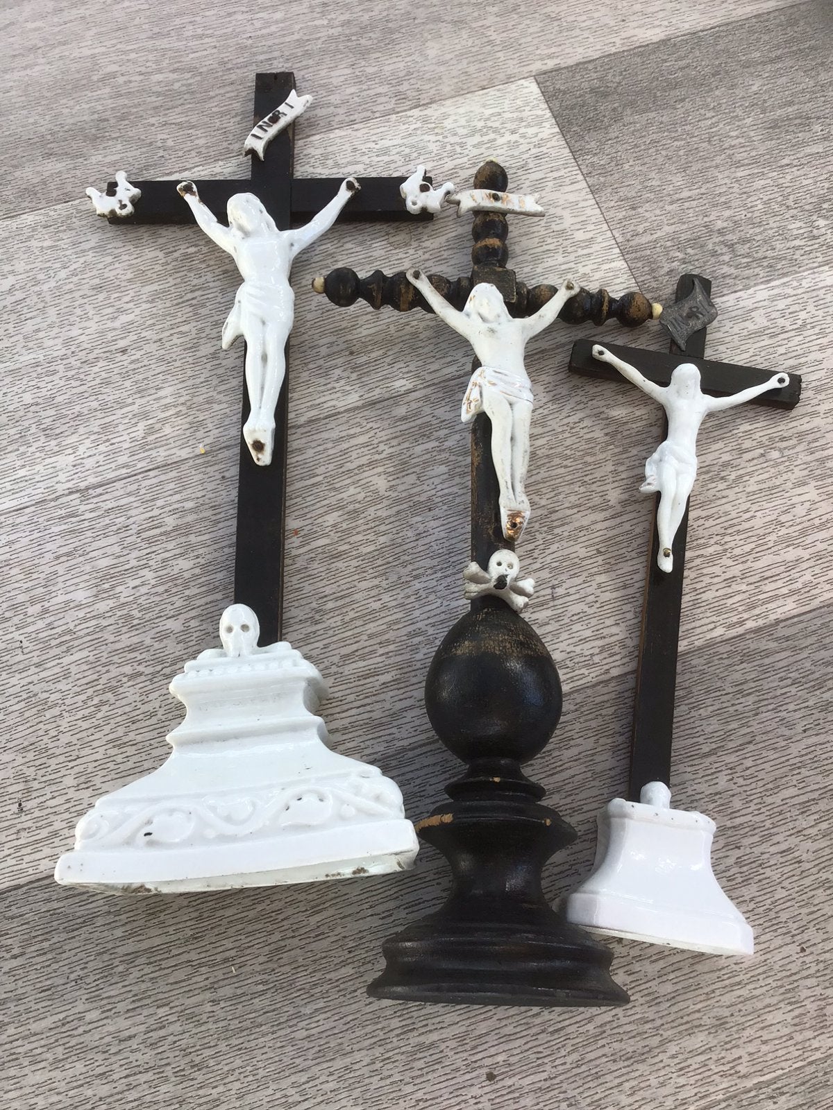 crucifix de table (3 pièces) en porcelaine blanche, Collections, Religion, Enlèvement ou Envoi, Utilisé, Christianisme | Catholique
