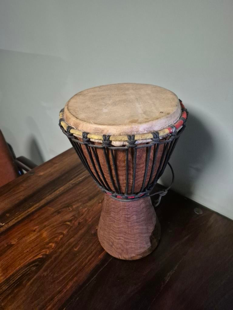 djembé fait main
40 cm de haut, Musique & Instruments, Enlèvement ou Envoi