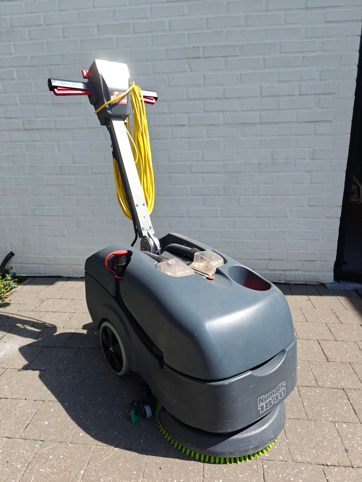 Numatic 1840 schrobzuigmachine, Ophalen, Zo goed als nieuw, Schrobmachine