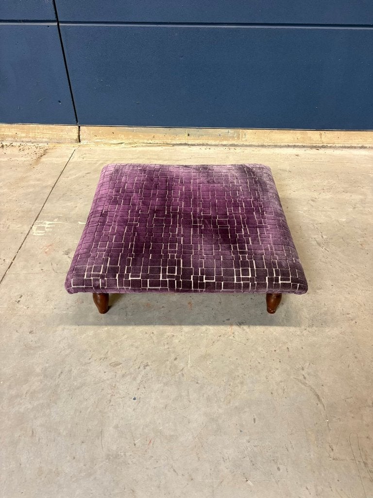 lage paarse velours hocker/ poef, Huis en Inrichting, Zetels | Voetbanken en poefs, Ophalen, Vierkant, 75 tot 100 cm, Zo goed als nieuw