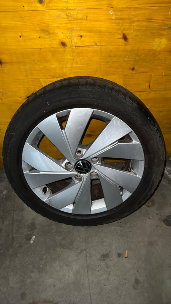 Golf 8  4 winterbanden met orginele velg 205/50/r17, Auto-onderdelen, Banden en Velgen, Ophalen, Velg(en), 17 inch, Winterbanden
