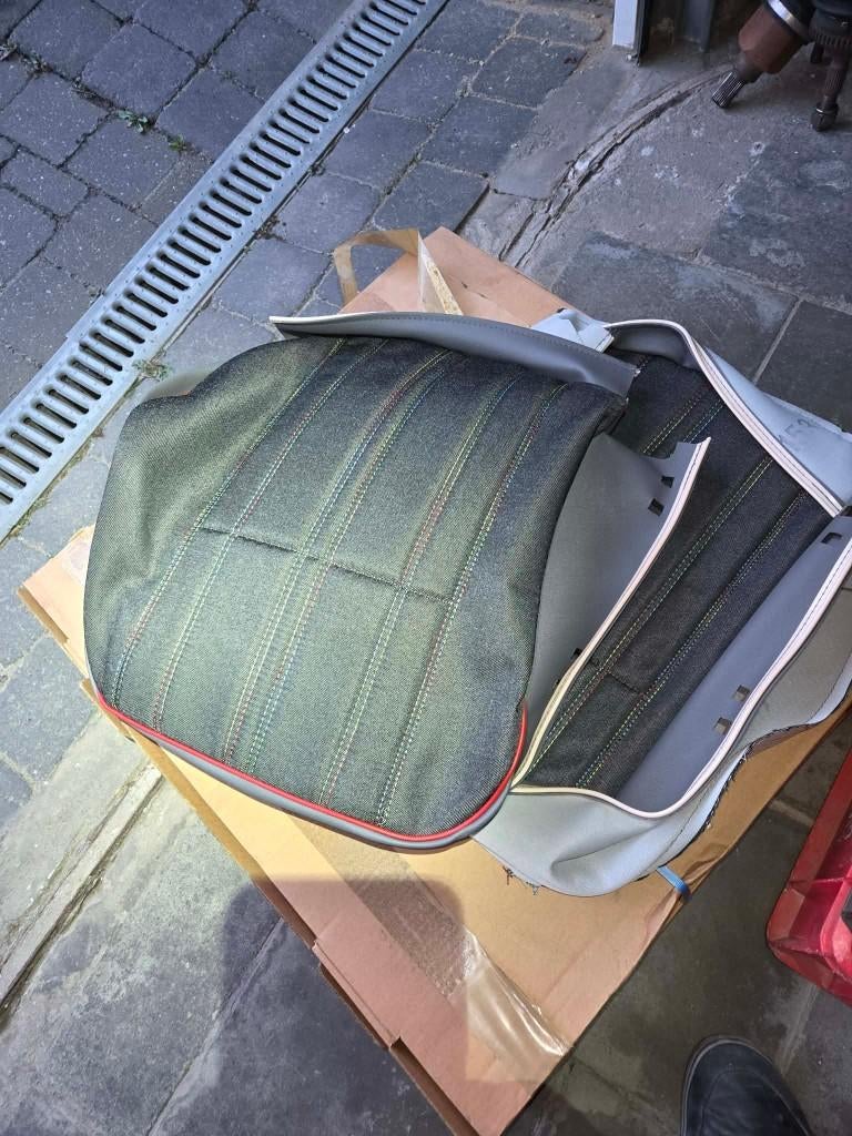 Peugeot 205 "Look" hoes zitkussen vooraan nieuw 8934.NJ, Auto-onderdelen, Ophalen of Verzenden, Nieuw, Peugeot