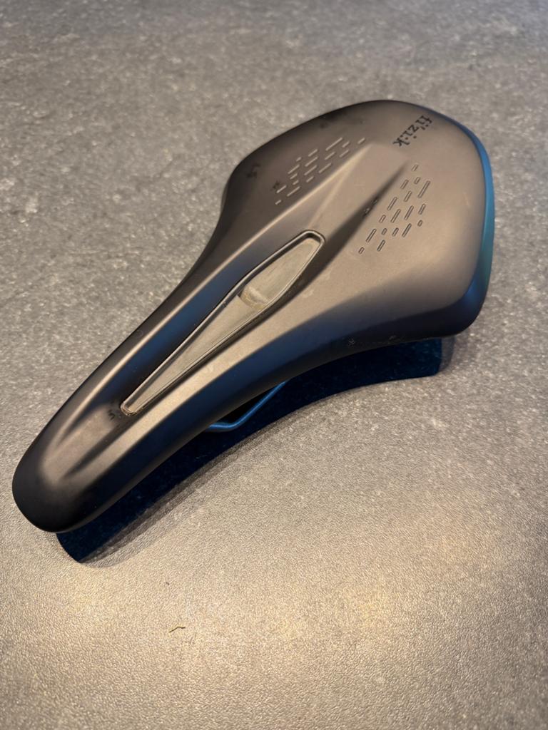 Fizik zadel Terra Argo X5 150mm, Vélos & Vélomoteurs, Vélos Pièces, Enlèvement ou Envoi, Comme neuf, Selle