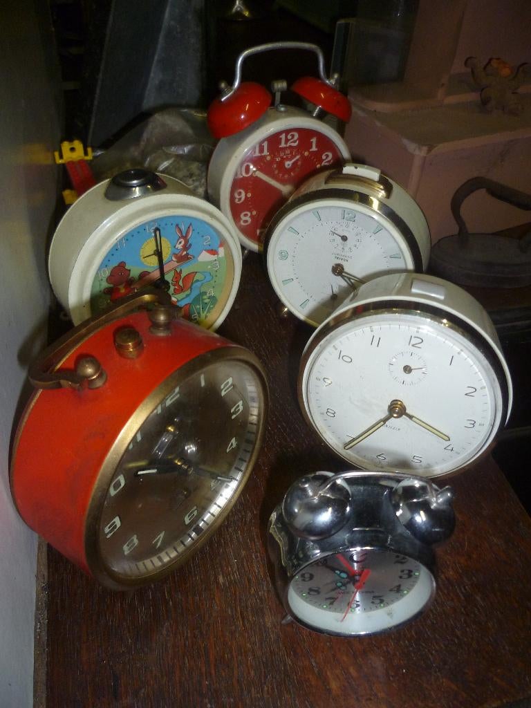 VERSCHILLENDE  OUDE MECHANISCHE WEKKERS, Antiek en Kunst, Ophalen