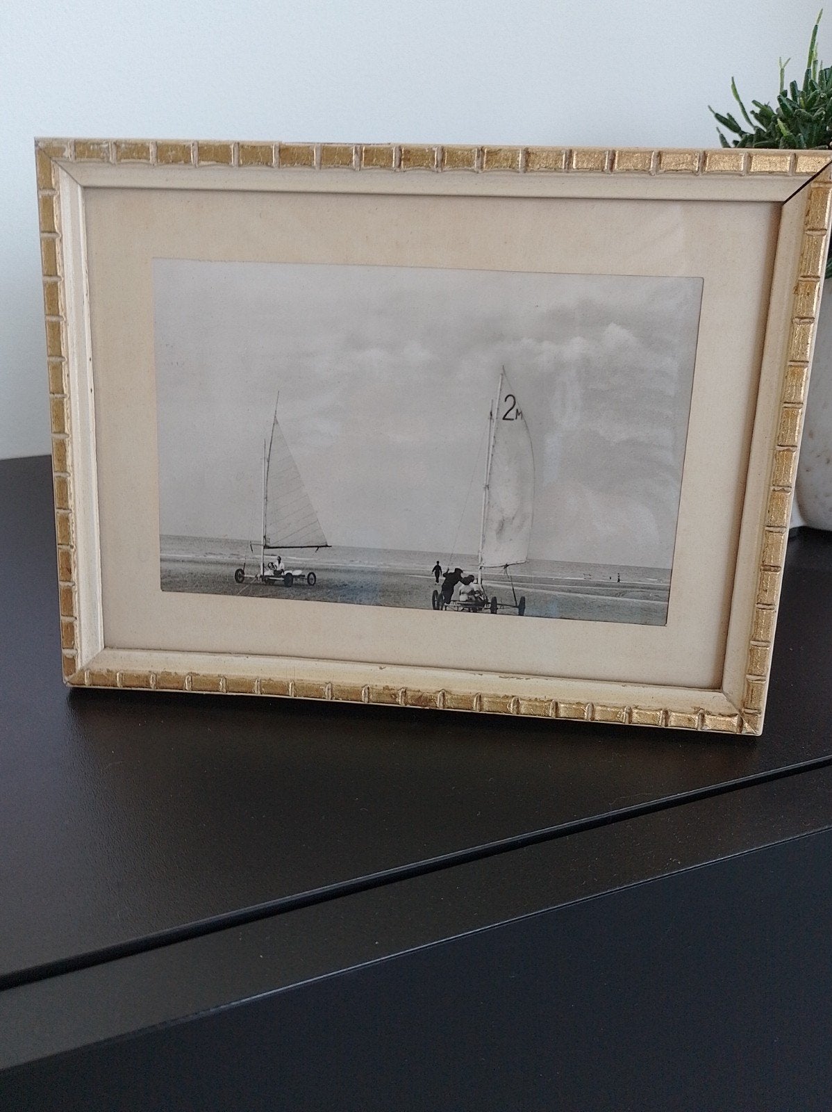 klein oud lijstje met foto van de kust, Ophalen of Verzenden