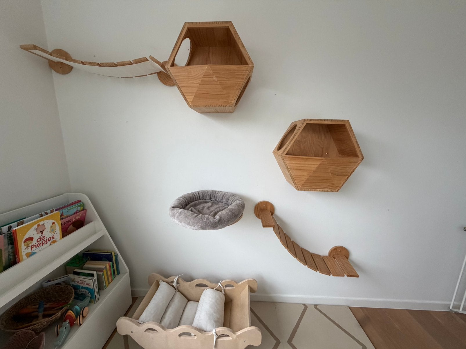 Kattenmuur - krabpalen/mandjes voor tegen muur, Ophalen, Zo goed als nieuw