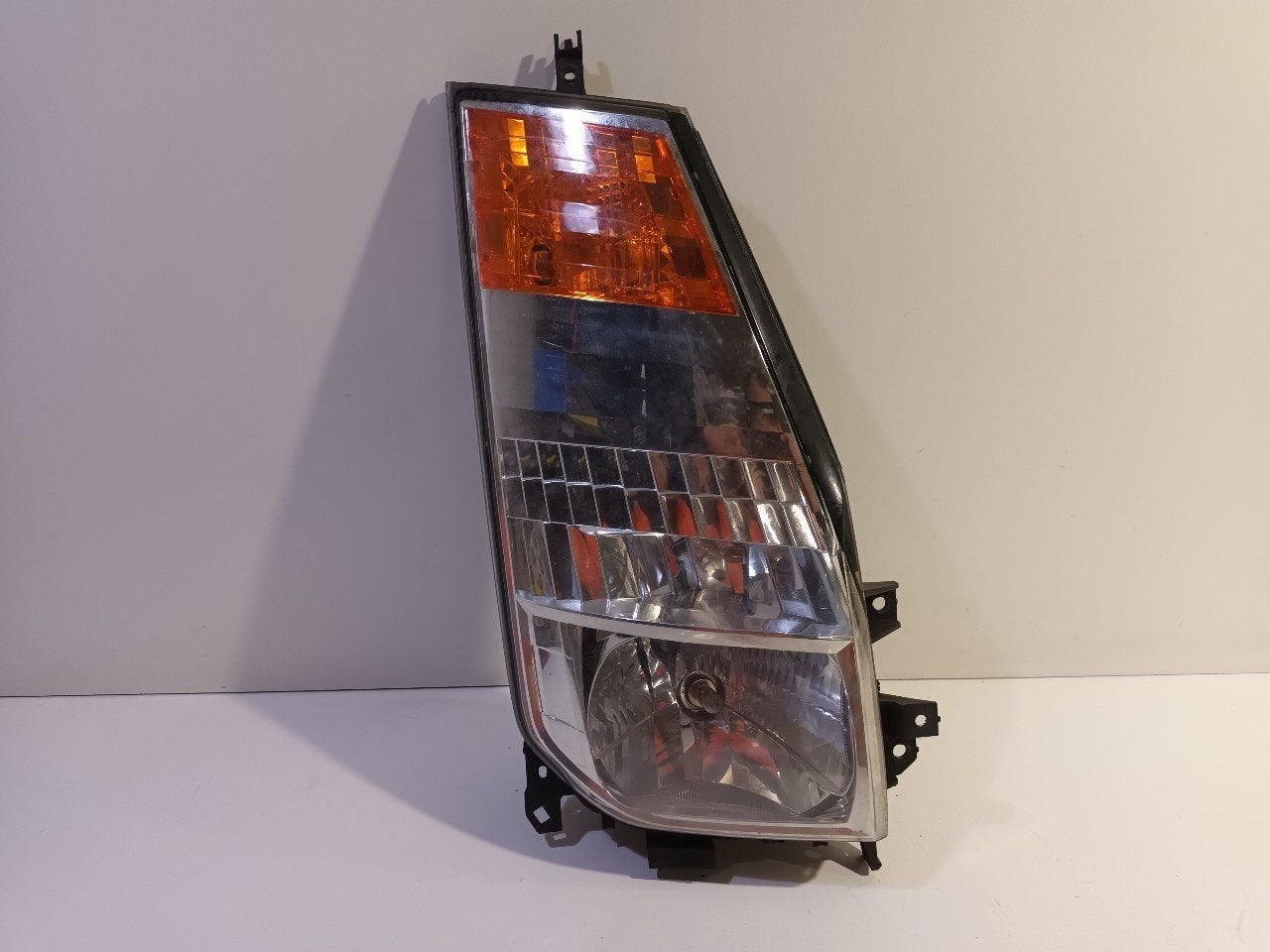 Koplamp rechts Nissan Cabstar, Auto-onderdelen, Onderdelen@venauto.nl, Van der Ven Autorecycling B.V., Gebruikt, Ettenseweg 76, 4706 PB Roosendaal, The Netherlands
