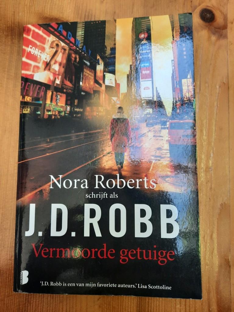 Vermoorde getuige J.D. Robb Nora Roberts 350 blz, Boeken, Thrillers, Zo goed als nieuw, Ophalen of Verzenden