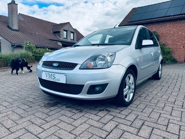 Ford Fiesta 1.4 Essence * Climatisation*Attelage de remorque, 144 g/km, Argent ou Gris, Entreprise, Garantie prolongée