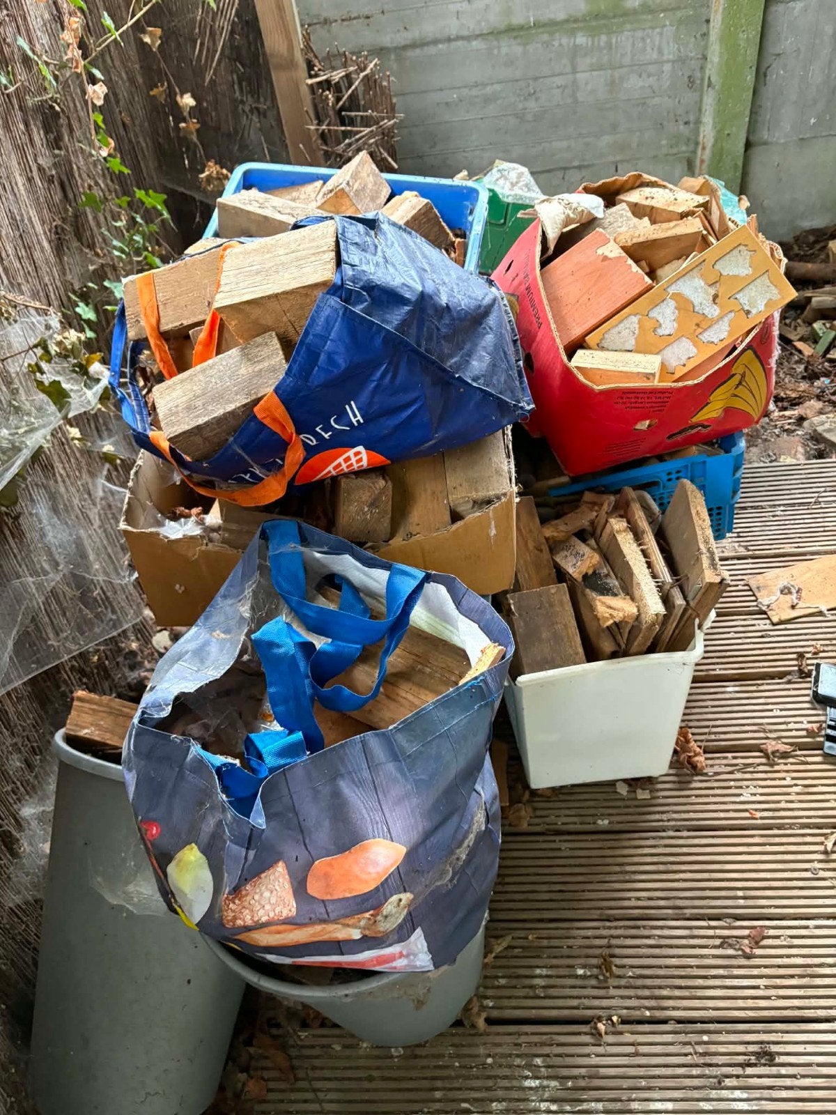 Hout (Gratis), Enlèvement