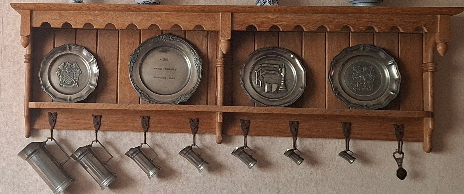 Wanddeco met antiek tinnen kruiken en tinnen borden, Ophalen
