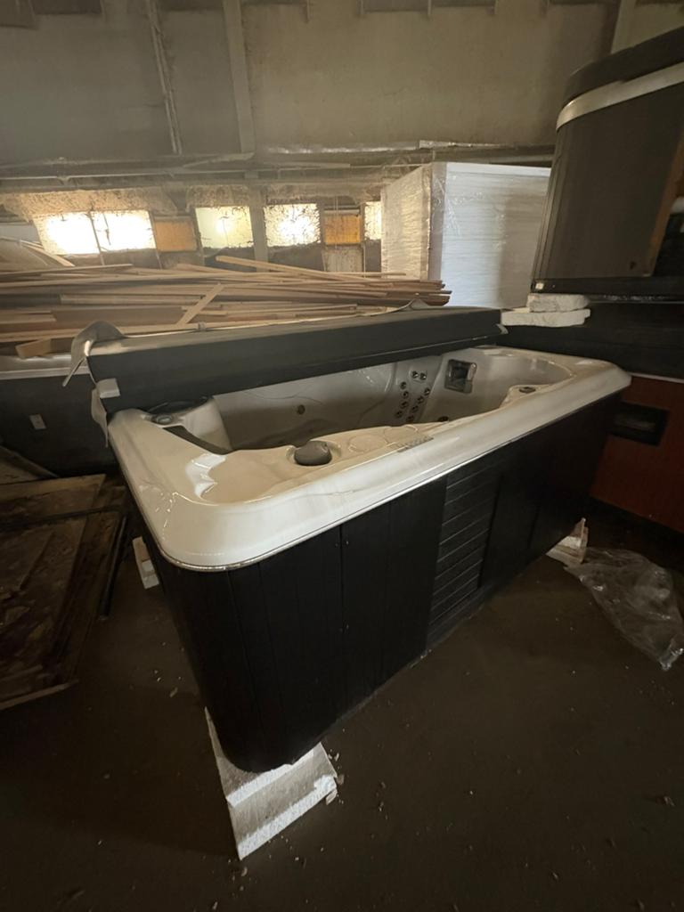 Jacuzzi avec garantie un an et livraison gratuit, Immo