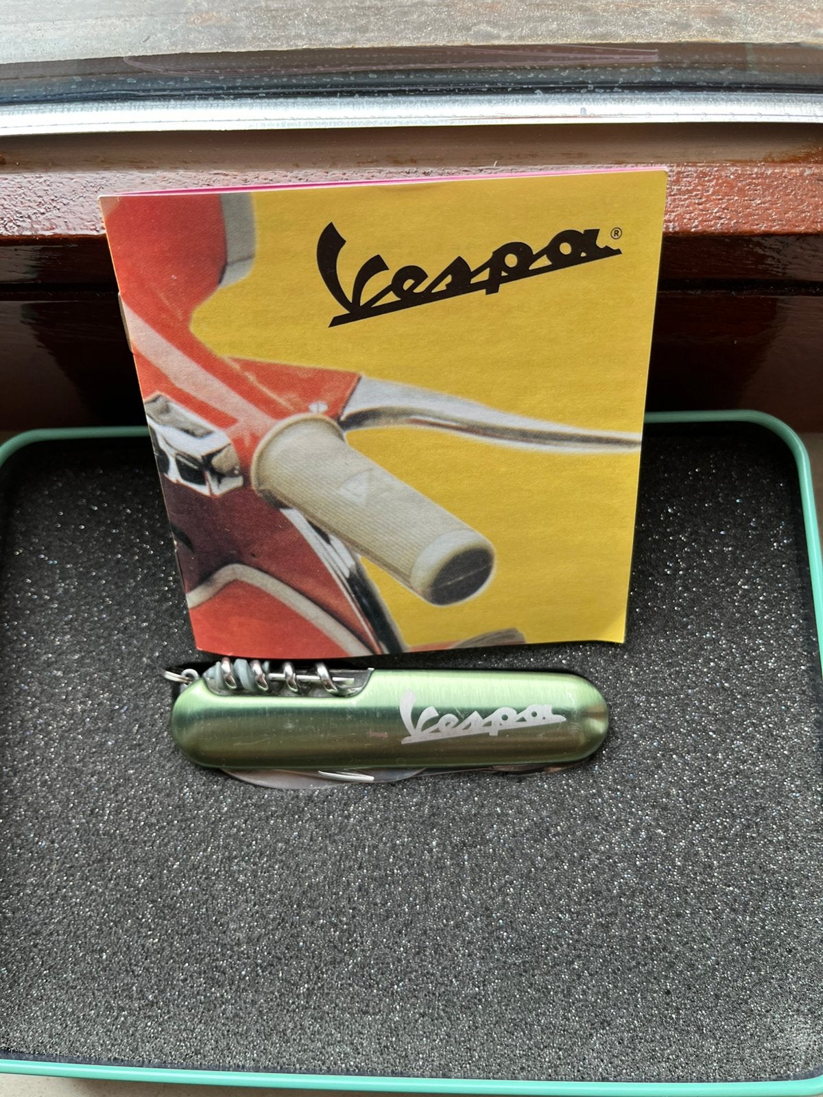 Zwitsers mes Vespa, Ophalen, Nieuw