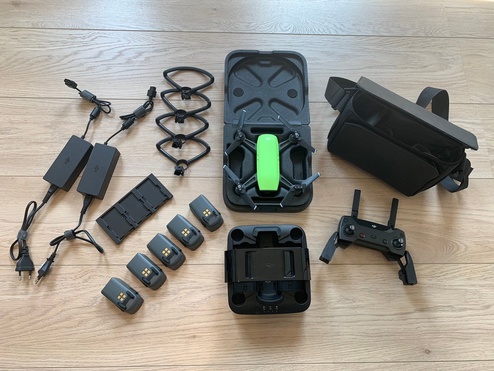 DJI Spark drone + draagbaar oplaad station & 5 batterijen, TV, Hi-fi & Vidéo, Drones, Enlèvement, Comme neuf, DJI