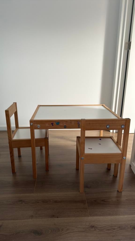 Kindertafel en 2 stoeltjes, Kinderen en Baby's, Kinderkamer | Tafels en Stoelen, Ophalen, Gebruikt, Tafel(s) en Stoel(en)