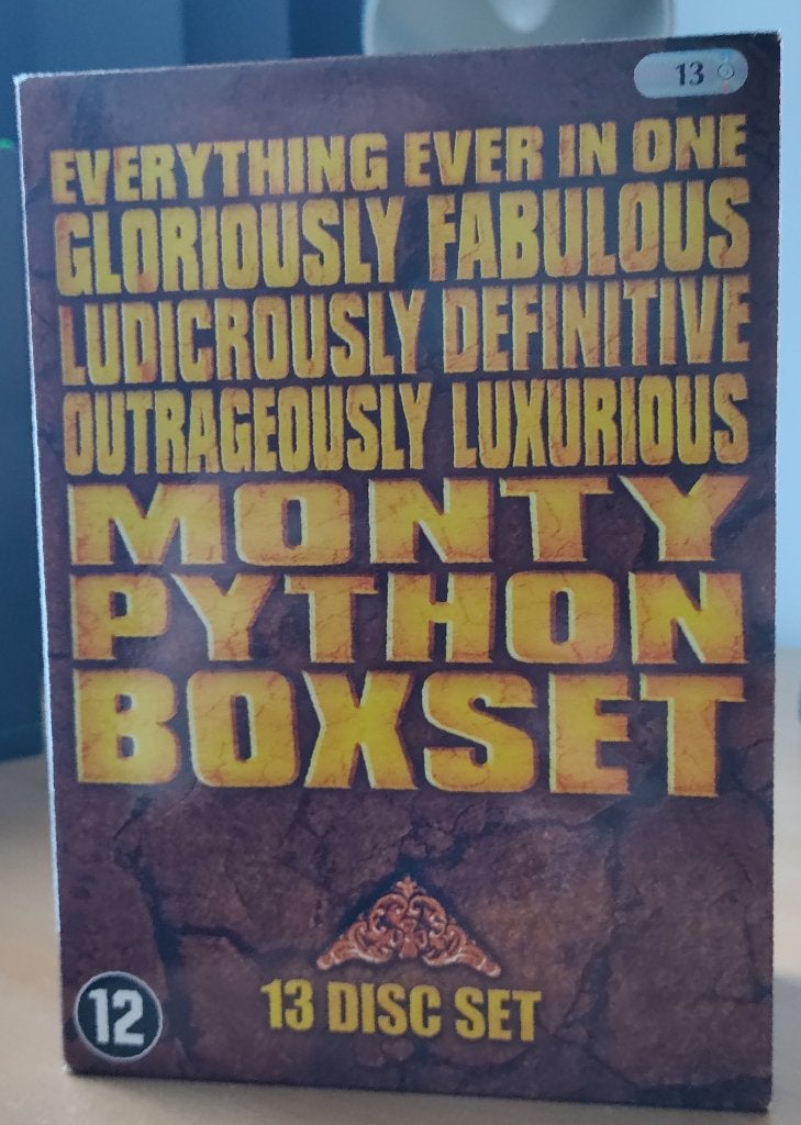 Monty Python Boxet 13-DVD's in perfecte nieuwstaat te koop.., CD & DVD, Matériel bonus, Enlèvement ou Envoi, Anglais, Comédie britannique