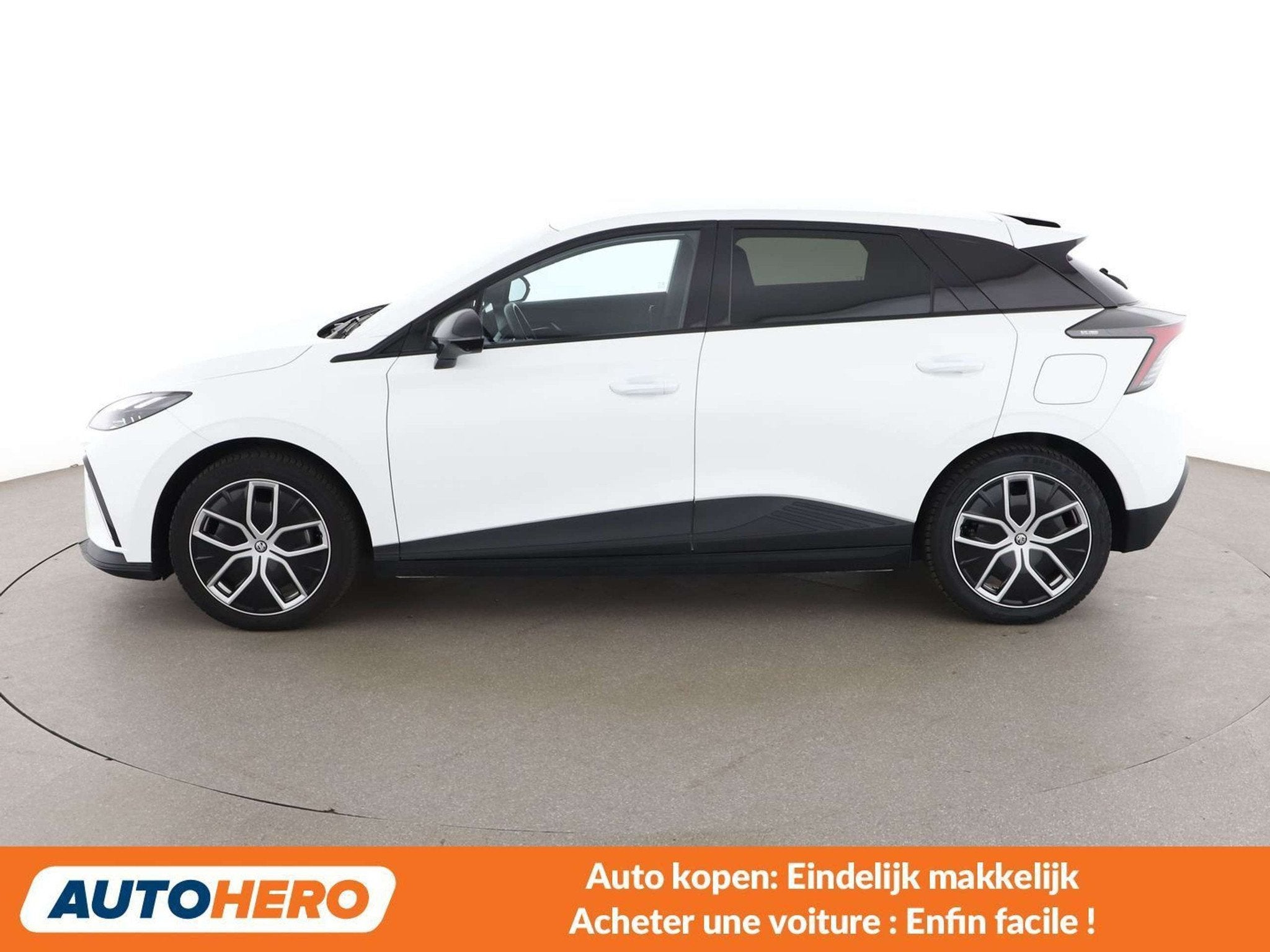 MG MG4 electric drive 150 kW Luxury (bj 2023, automaat), Auto's, MG, Automaat, Achterwielaandrijving, Gebruikt, Wit