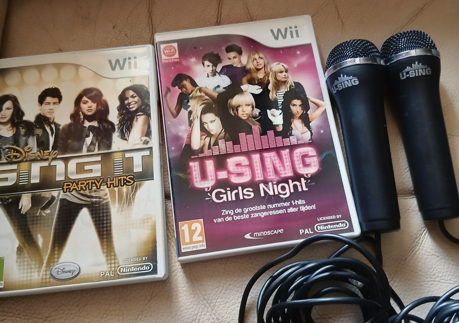 2 jeux de chant Wii + 2 micros, Online, Enlèvement ou Envoi, Comme neuf, Musique