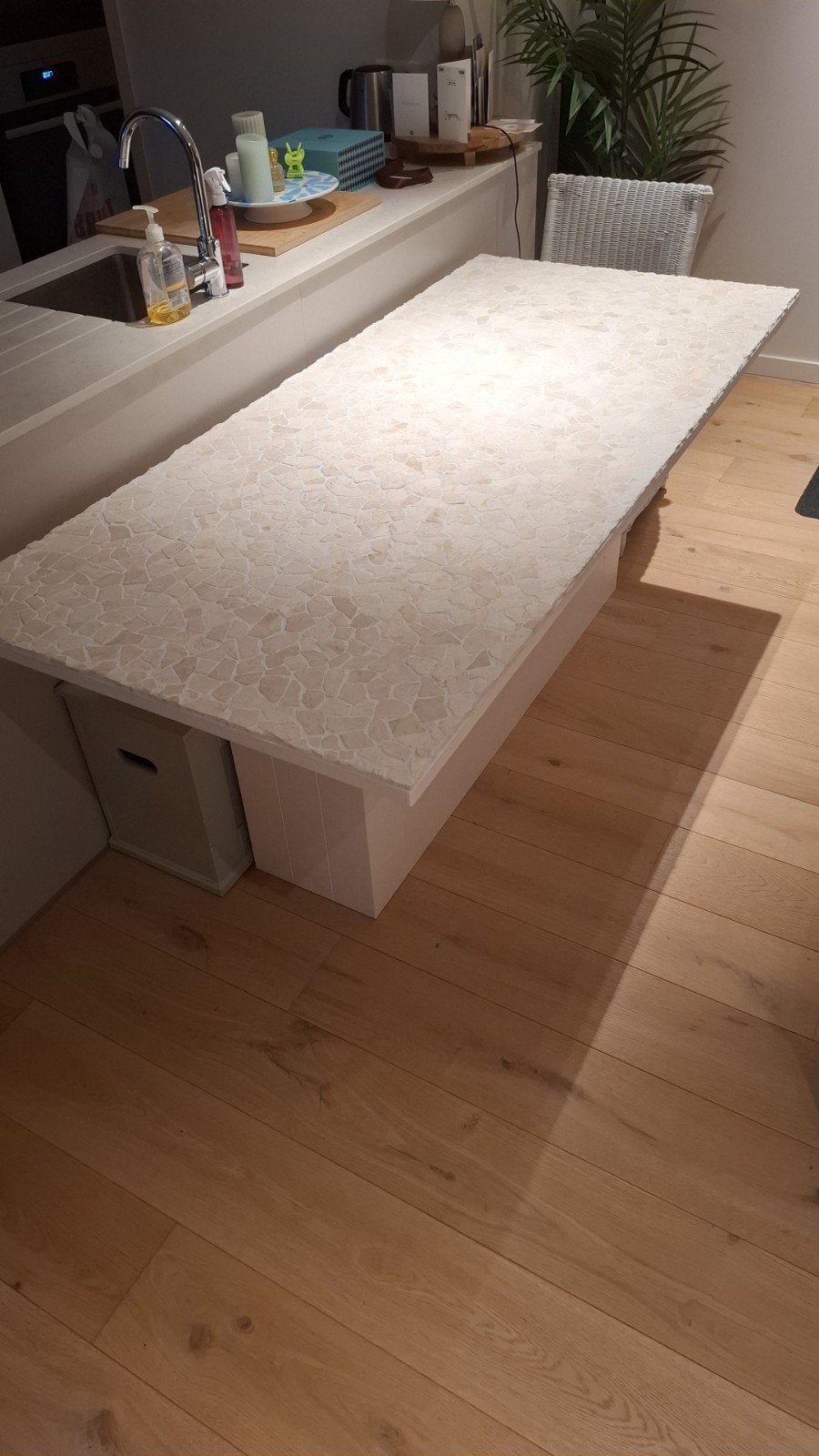 unieke betegelde tafel, Enlèvement