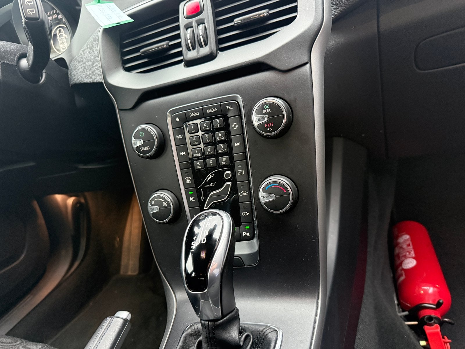 Volvo V40 1.5 T2 Momentum Geartronic * LED * GPS * GARANTIE, Autos, Argent ou Gris, Achat, Euro 6, Entreprise