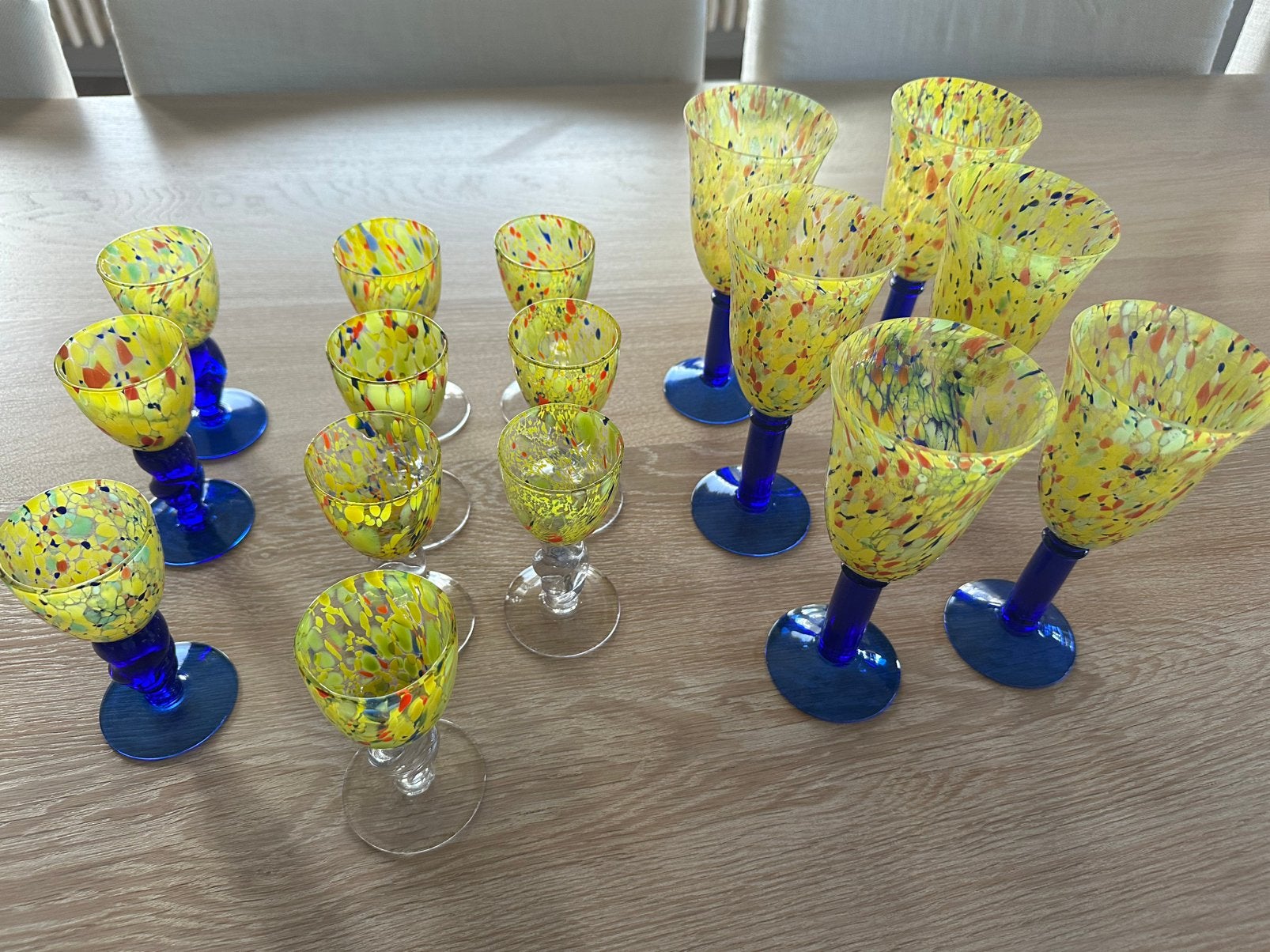Decoratief glaswerk met gedraaide voet en spikkeltjes, Enlèvement
