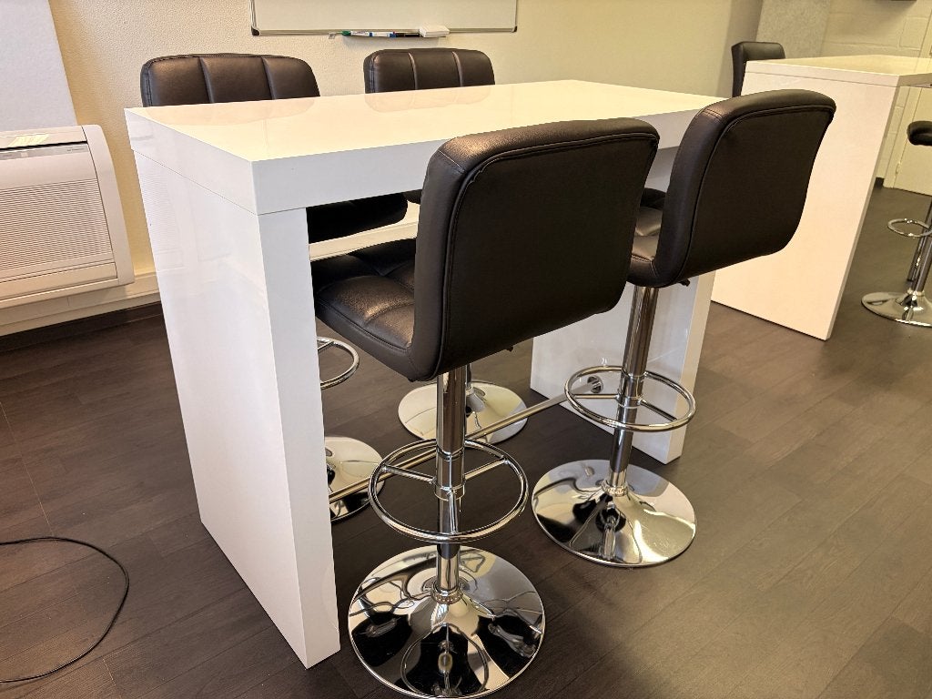 4 tabourets de bar avec dossier, noirs, réglables en hauteur, 90 cm ou plus, 4 tabourets, Comme neuf, Bois