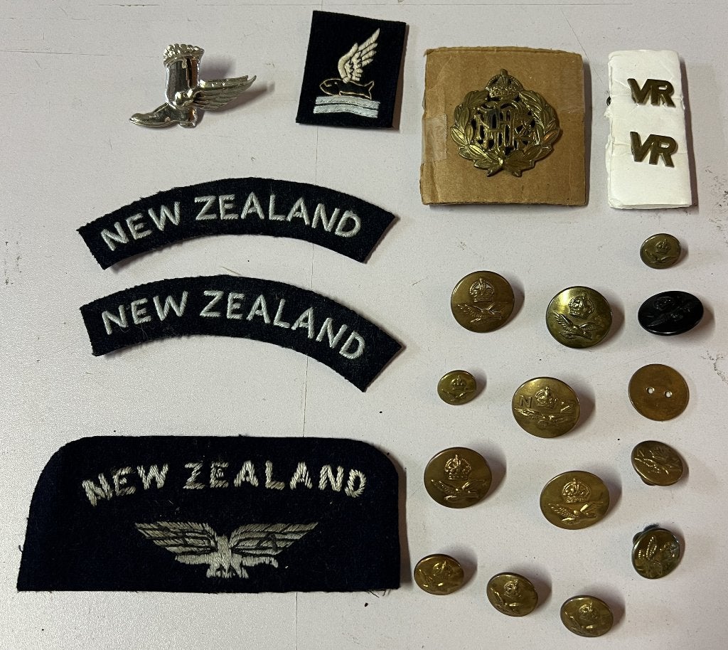WO2 - RAF - RNZAF - BADGE - KNOPEN - VR - PIN - SET, Ophalen of Verzenden, Luchtmacht, Overige typen