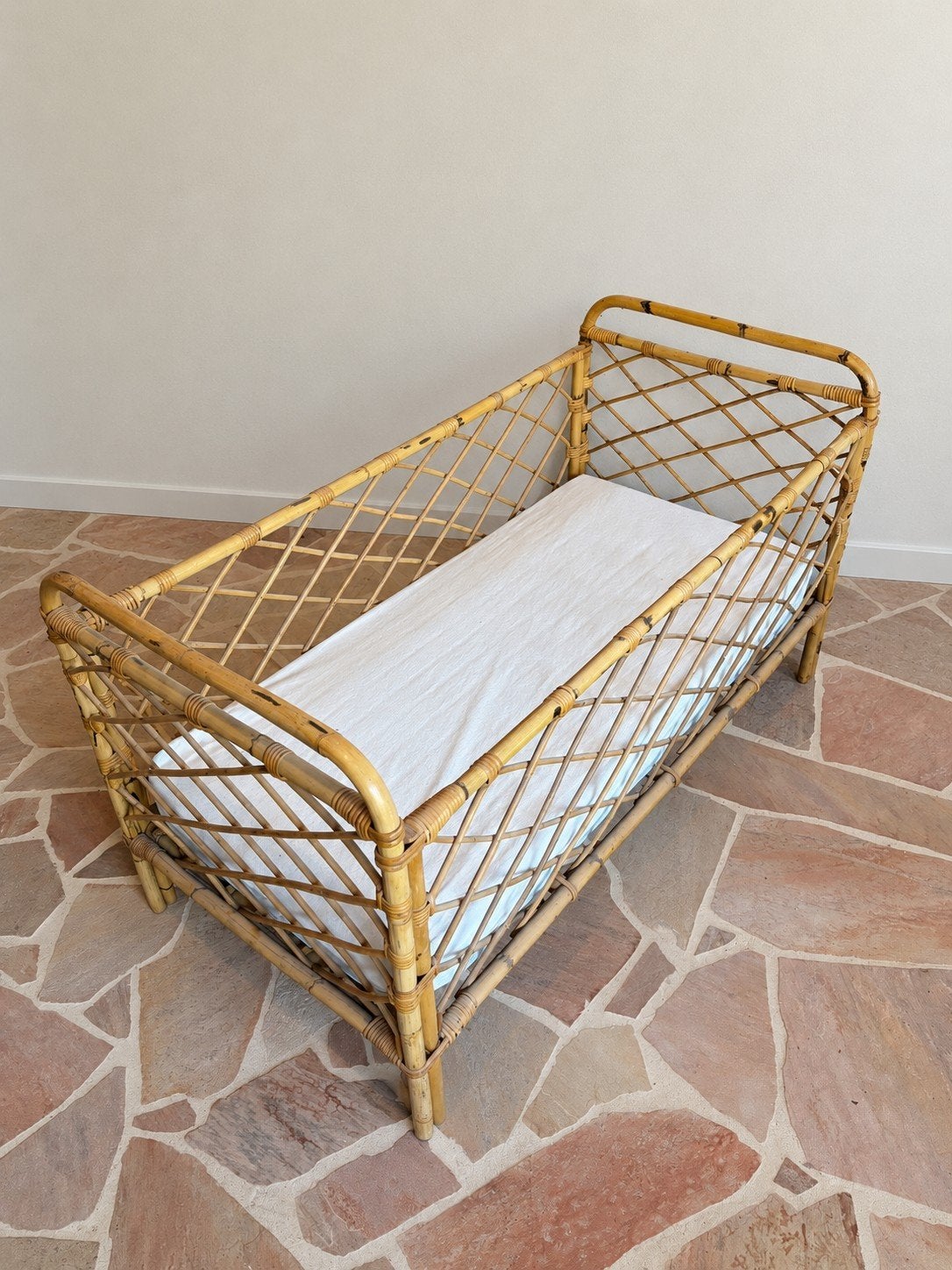Vintage rotan kinderbedje 60  130 cm + nieuwe matras, Ophalen, Matras