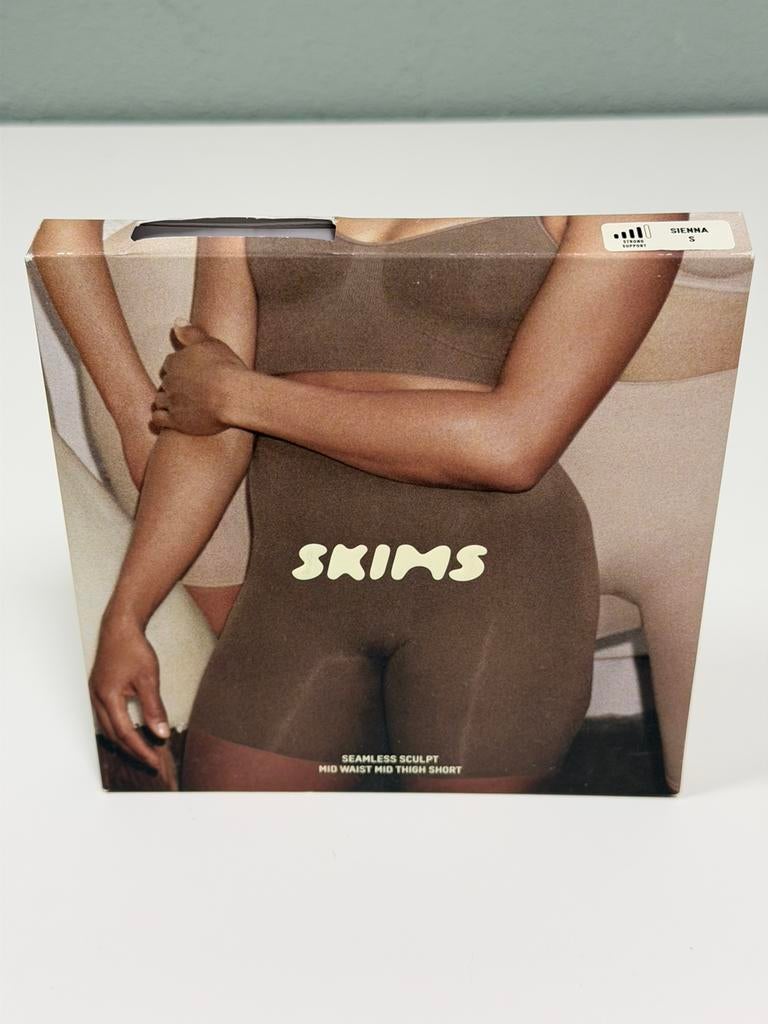 SKIMS Seamless Sculpt Short maat S - Sienna Nieuw in doos, Kleding | Dames, Ophalen of Verzenden, Beige, Broekje of Short