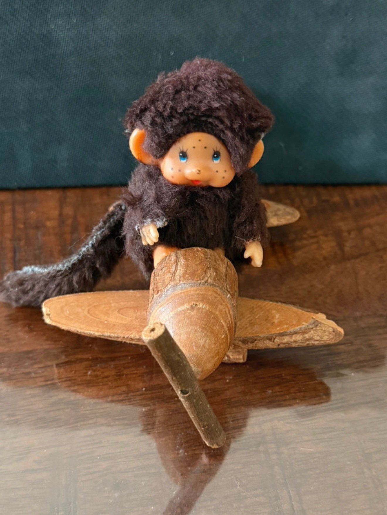 Zoldervondst- Vintage Mini Monchhichi met Houten Vliegtuig., Verzamelen, Verzenden, Gebruikt, Pop