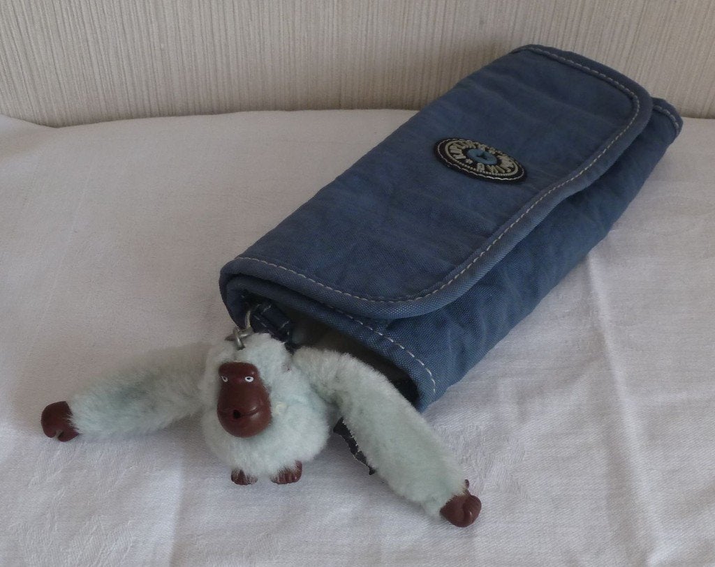Kipling plumier enroulé bleu jeans clair + singe, Divers, Fournitures scolaires, Enlèvement ou Envoi, Utilisé