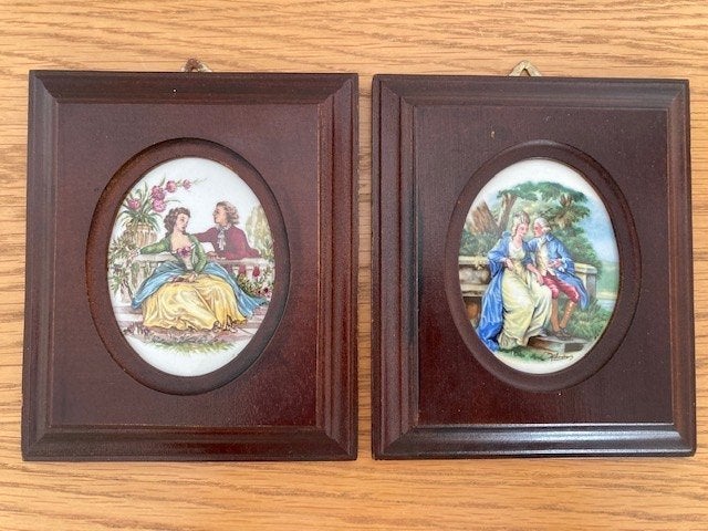 2 cadres en bois avec scènes romantiques en porcelaine, Enlèvement ou Envoi
