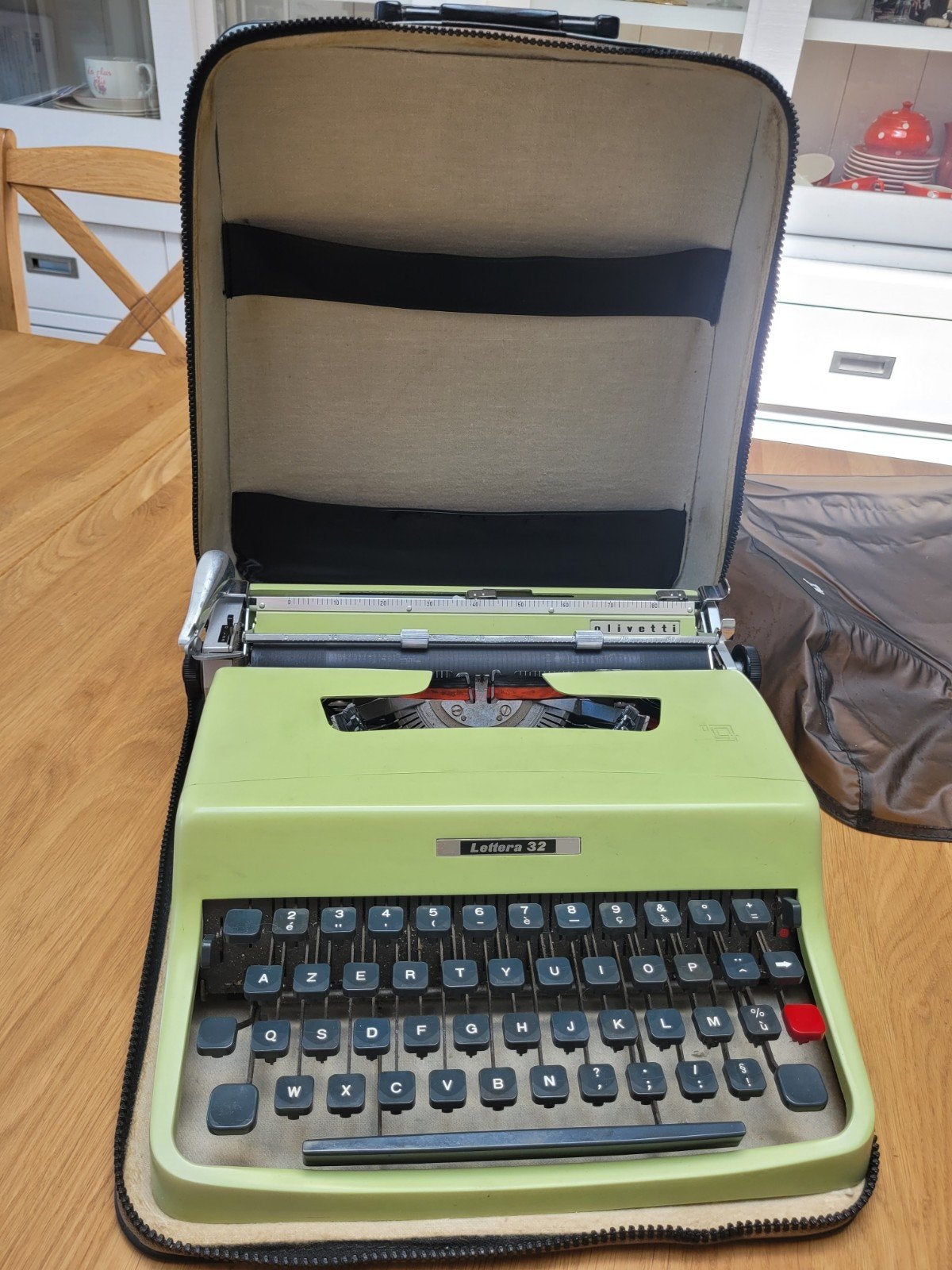 machine à écrire Olivetti Lettera 32, Enlèvement
