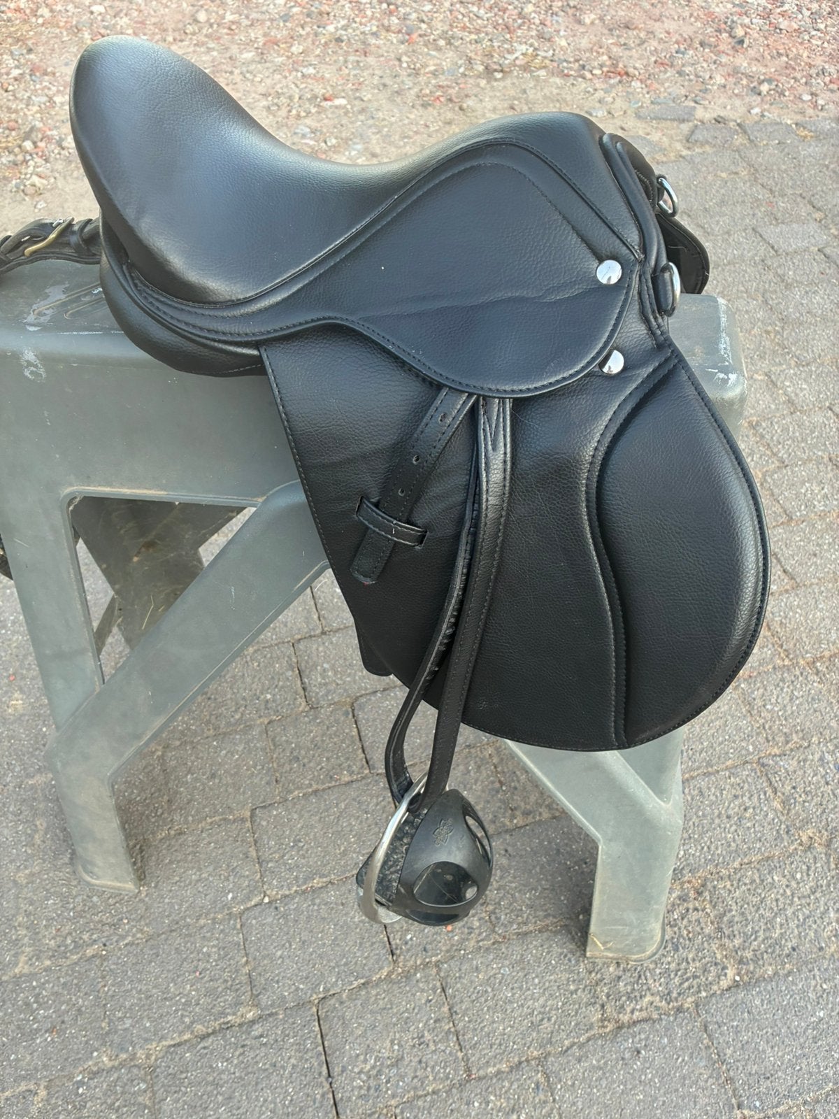 Zadeltje 13 inch, Étriers inclus, Siège semi-creux, Polyvalence, Enlèvement
