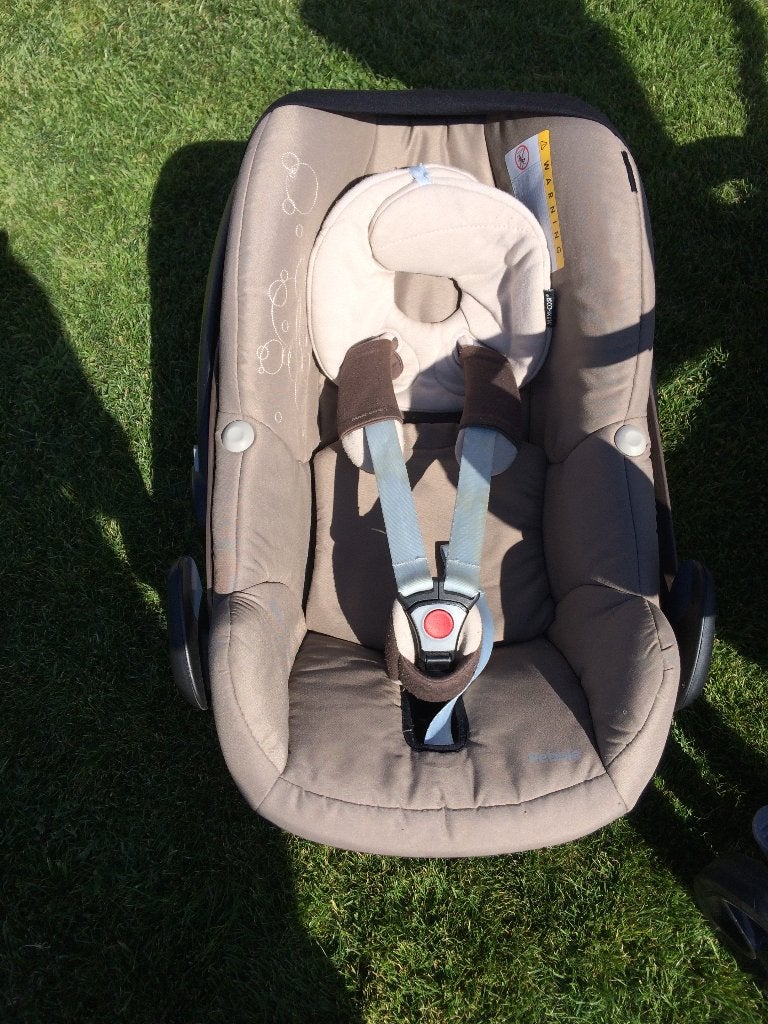 Maxi-Cosi Pebble (babyschaal) in de kleur bruin, Autogordel of Isofix, Afneembare rugleuning, Ophalen of Verzenden, Zo goed als nieuw