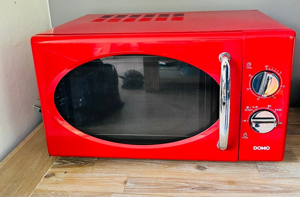 DOMO DO2925 retro microgolfoven rood – 900W – vintage look, Huis en Inrichting, Ophalen, 50 tot 100 cm, Zo goed als nieuw, Minder dan 100 cm