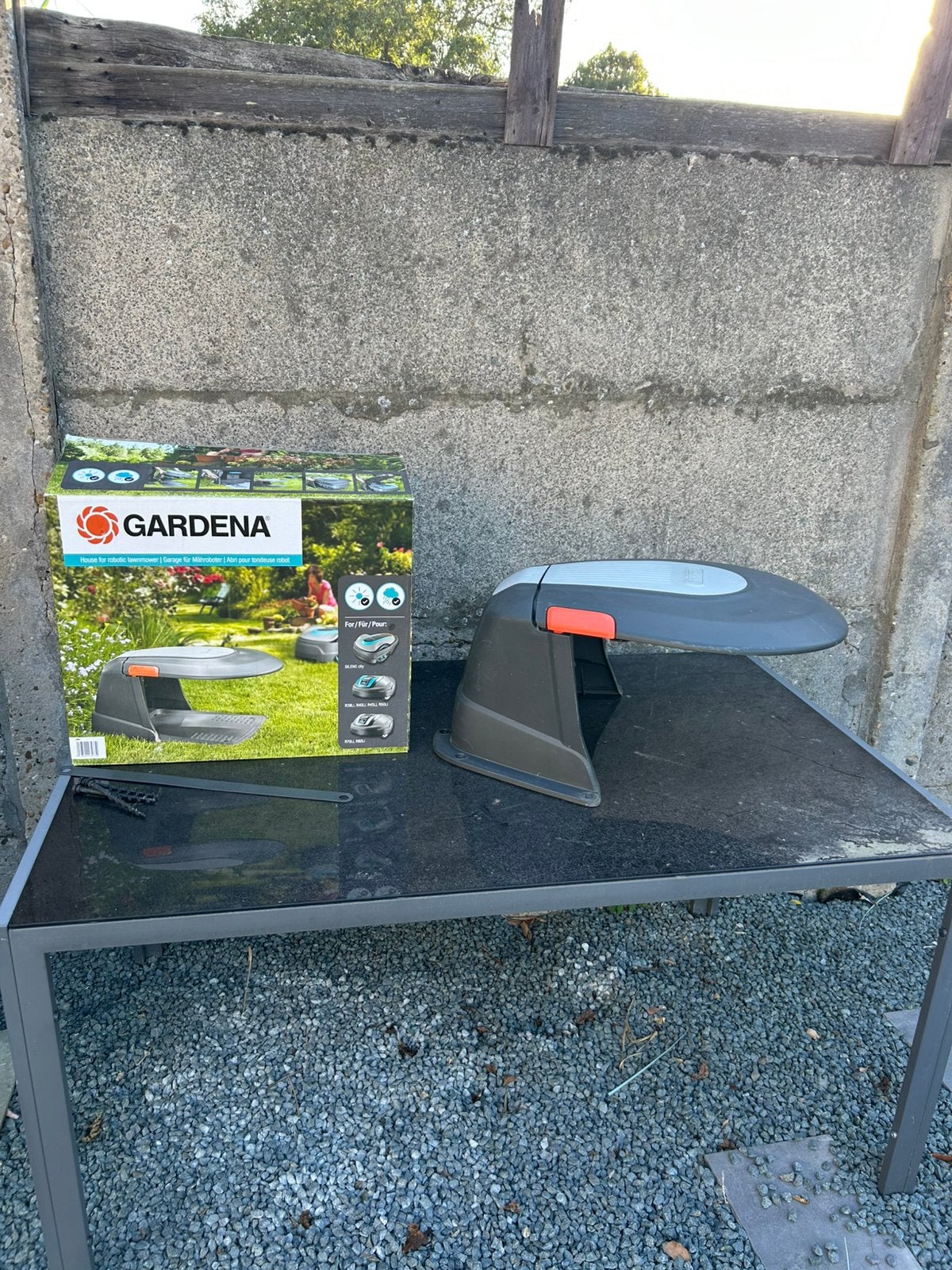 Gardena robot garage, Ophalen, Zo goed als nieuw
