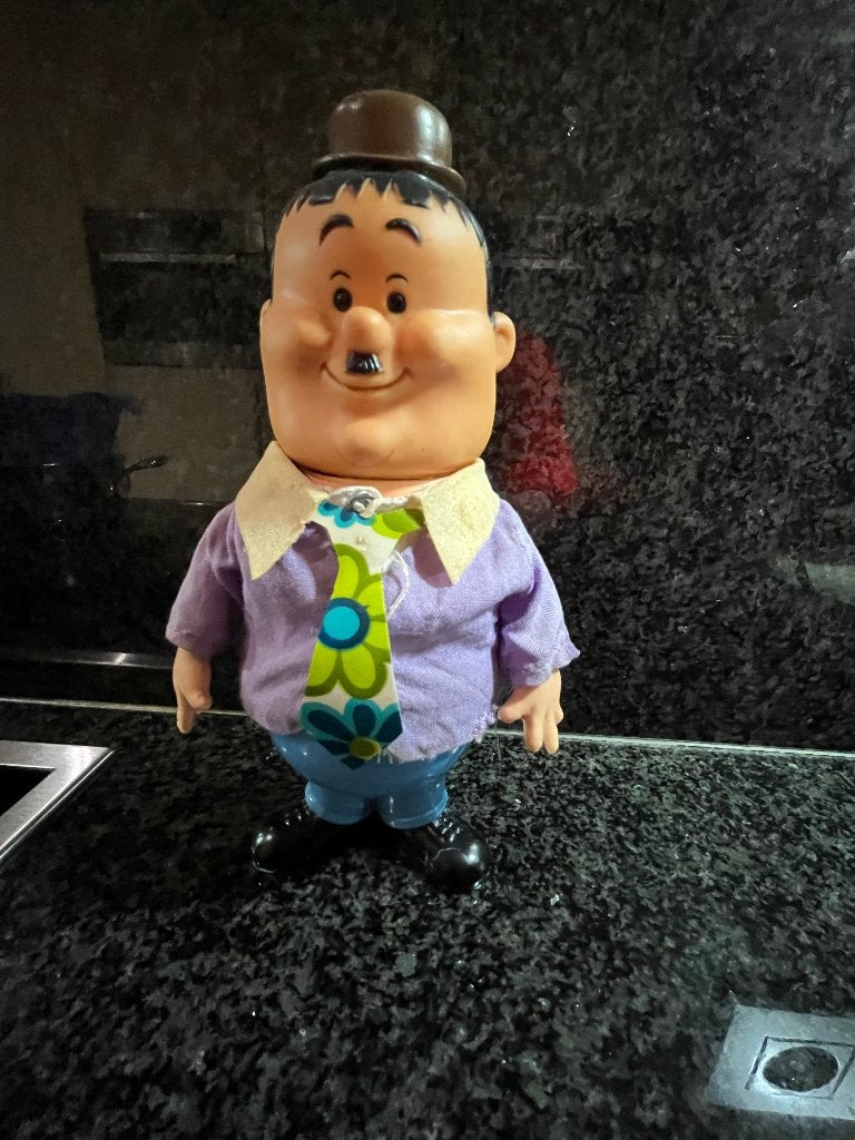 Oliver Hardy plastice pop met kledij, Verzamelen, Ophalen of Verzenden, Gebruikt, Overige typen