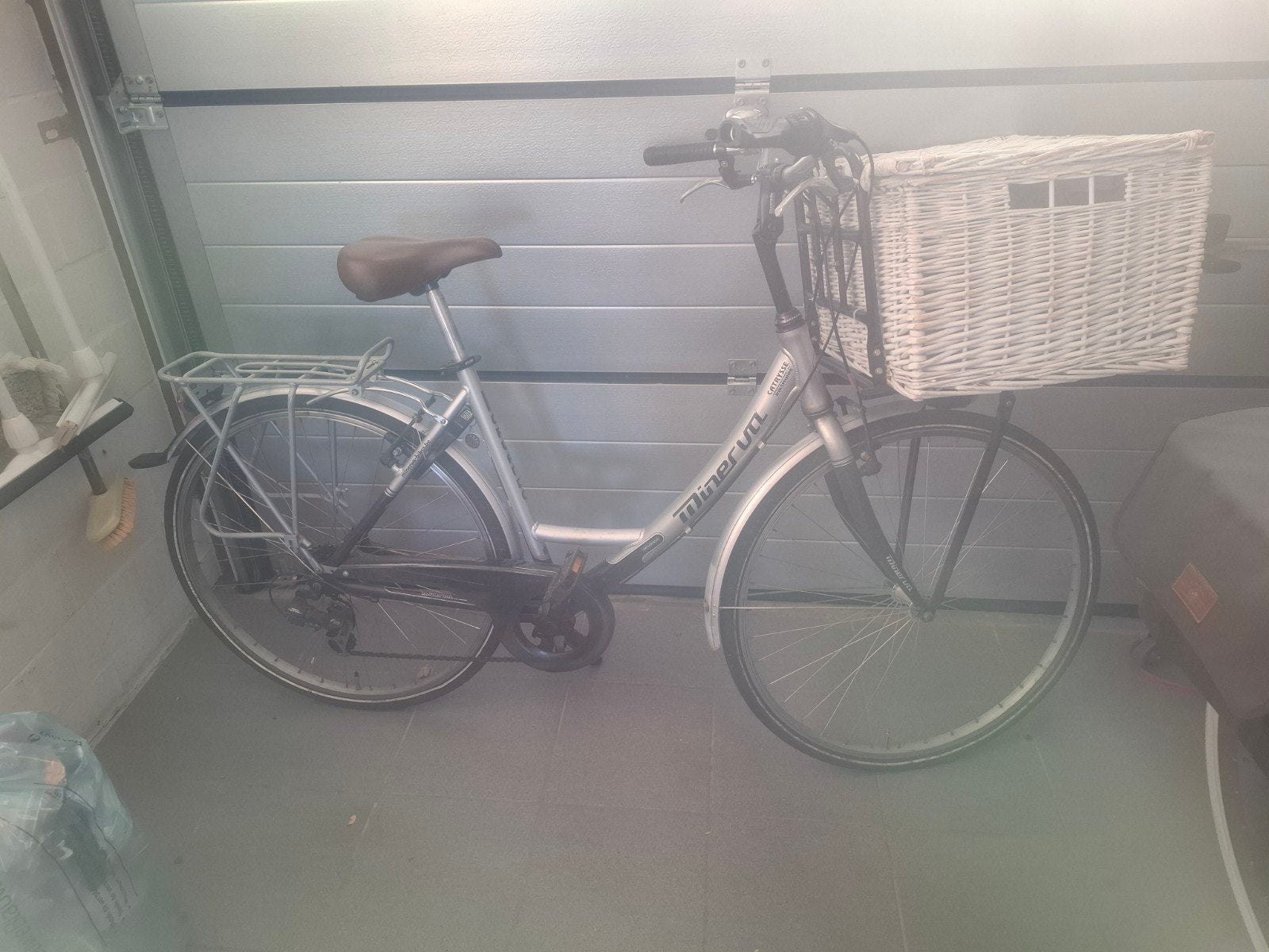 damesfiets met grote mand vooraan, Ophalen